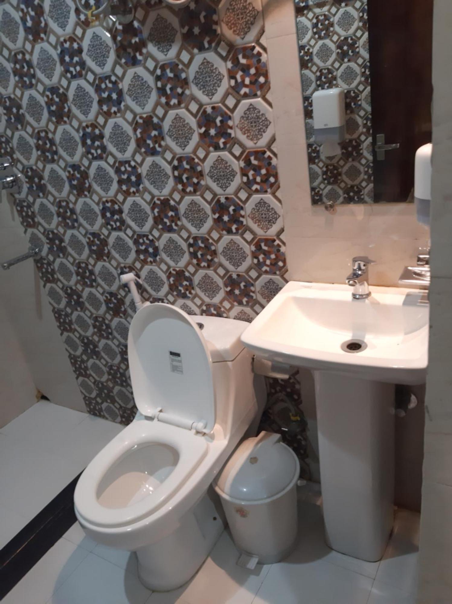 Hotel Platinum Kolkata Bagian luar foto