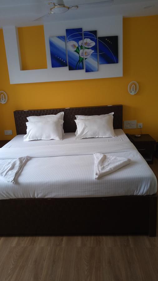 Hotel Platinum Kolkata Bagian luar foto