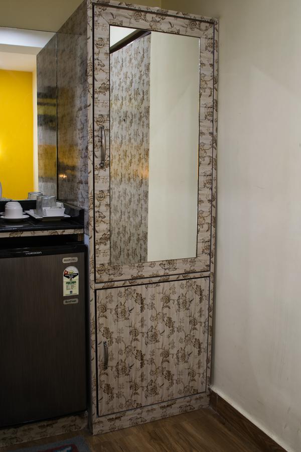 Hotel Platinum Kolkata Bagian luar foto